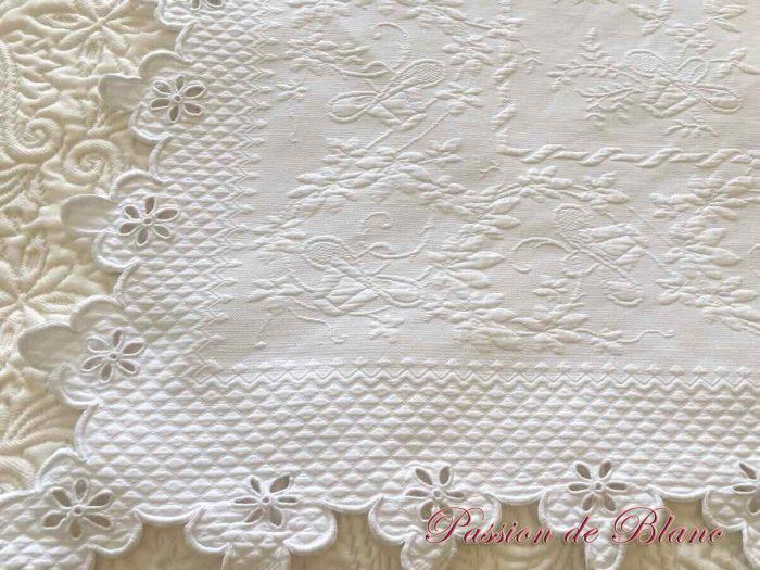 Petite couverture festonnée en piqué brodé de l'inscription :  Bébé – Image 4