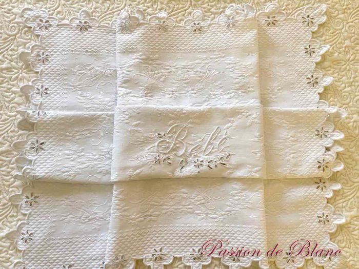 Petite couverture festonnée en piqué brodé de l'inscription :  Bébé – Image 9