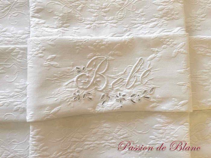 Petite couverture festonnée en piqué brodé de l'inscription :  Bébé – Image 8