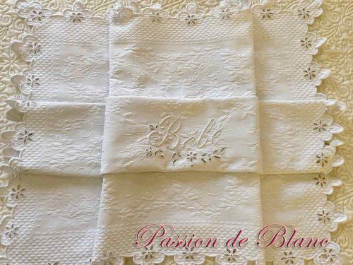 Petite couverture festonnée en piqué brodé de l’inscription :  Bébé