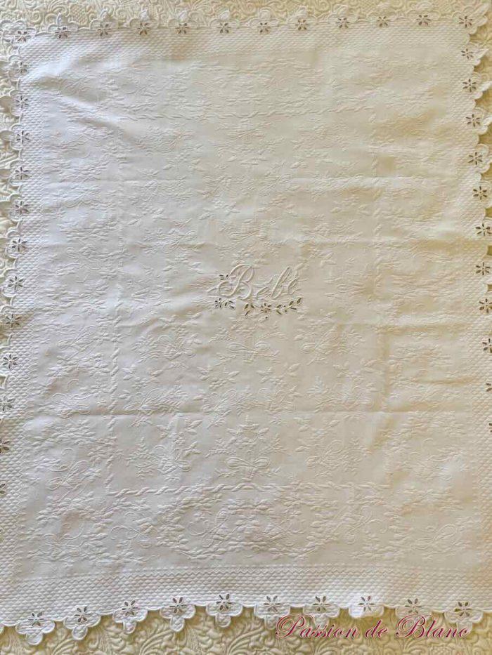 Petite couverture festonnée en piqué brodé de l'inscription :  Bébé – Image 6