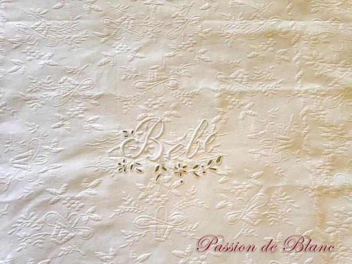 Petite couverture festonnée en piqué brodé de l'inscription :  Bébé – Image 5