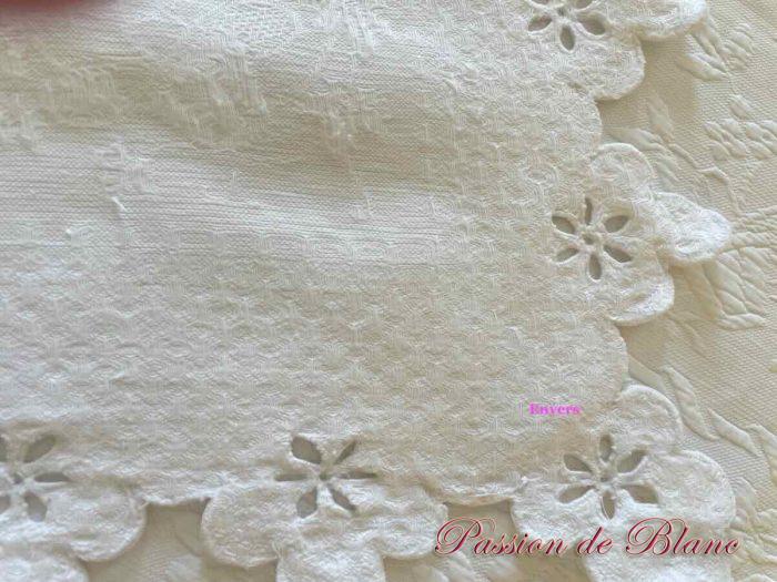 Petite couverture festonnée en piqué brodé de l'inscription :  Bébé – Image 2