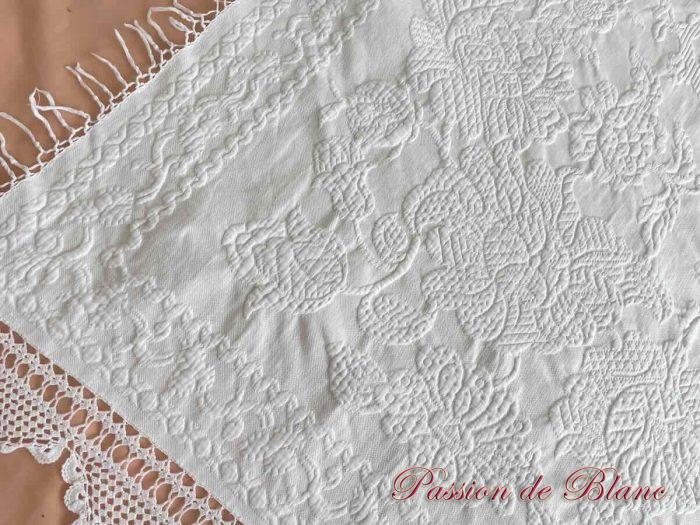 Très belle Coutepointe en piqué blanc avec imposant relief : motifs floraux – Image 6