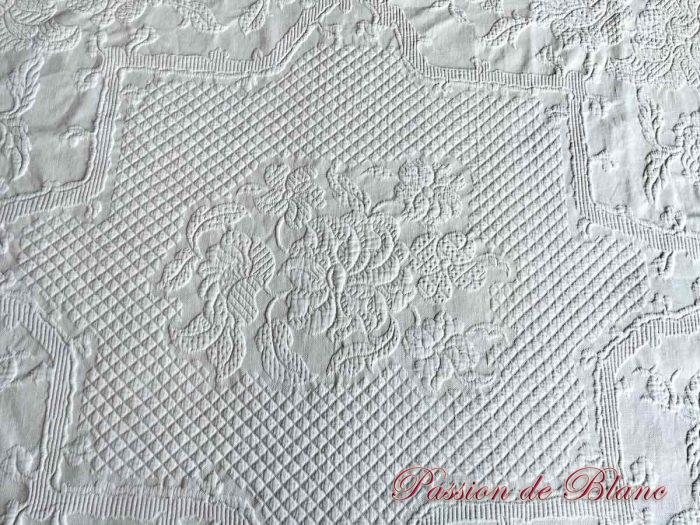 Très belle Coutepointe en piqué blanc avec imposant relief : motifs floraux – Image 5
