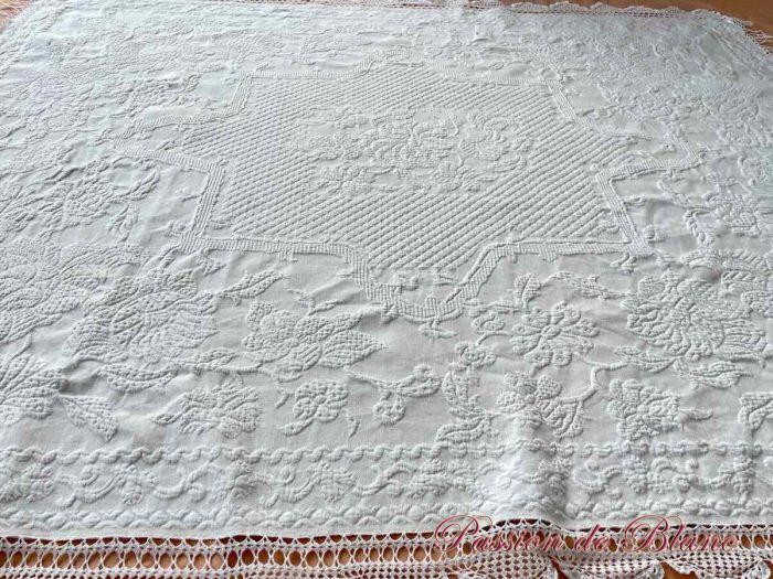 Très belle Coutepointe en piqué blanc avec imposant relief : motifs floraux – Image 4