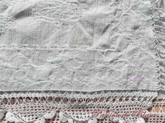 Très belle Coutepointe en piqué blanc avec imposant relief : motifs floraux – Image 3