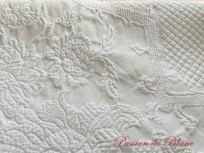 Très belle Coutepointe en piqué blanc avec imposant relief : motifs floraux – Image 2