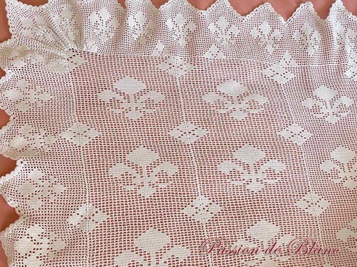 Couverture fine réalisée main au crochet,coton avec motifs fleurs de lys – Image 4