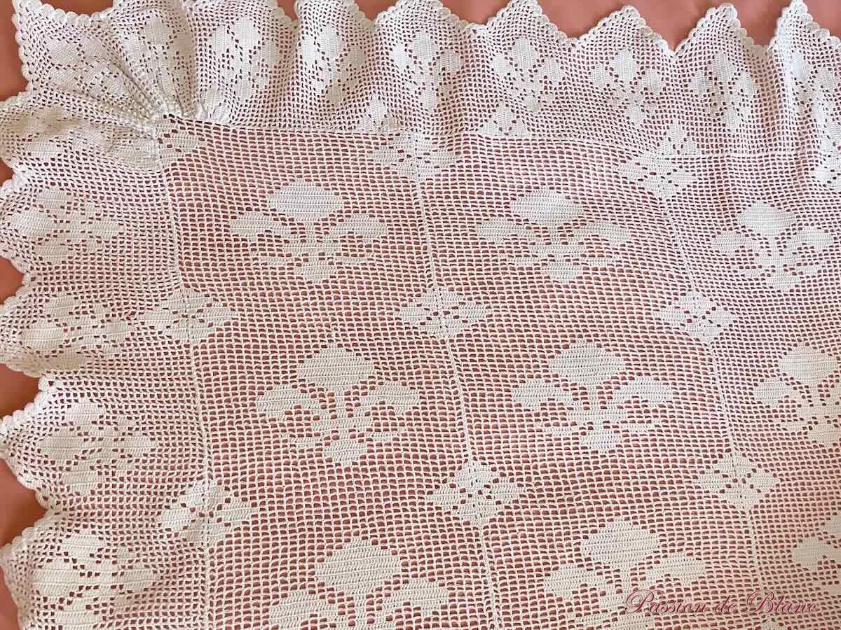 Couverture fine réalisée main au crochet,coton avec motifs fleurs de lys – Image 4