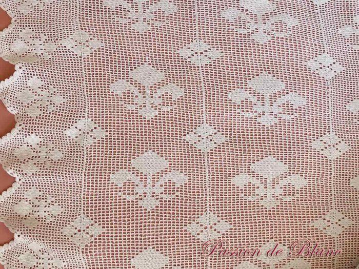 Couverture fine réalisée main au crochet,coton avec motifs fleurs de lys – Image 2