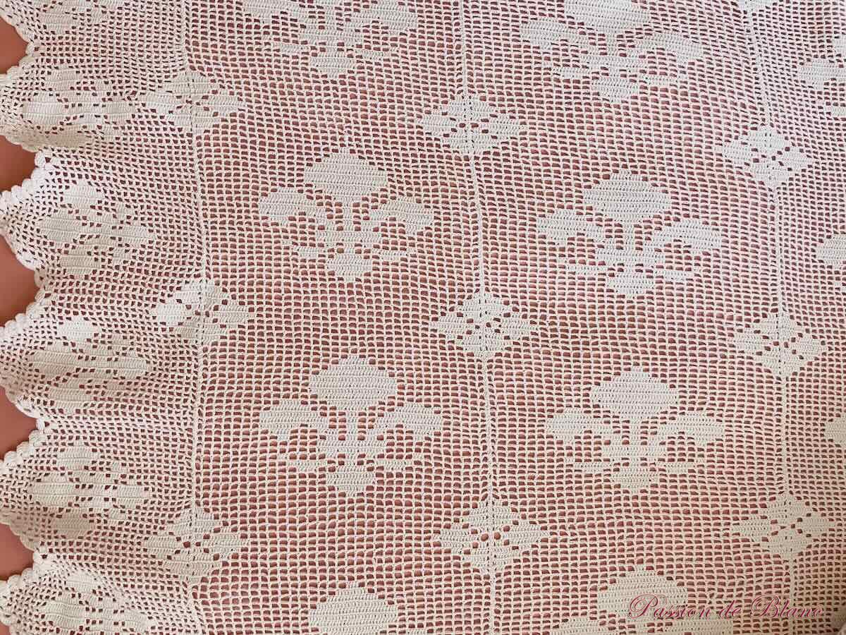 Couverture fine réalisée main au crochet,coton avec motifs fleurs de lys – Image 2