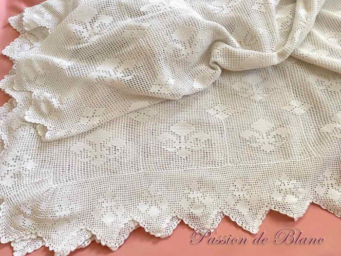 Couverture fine réalisée main au crochet,coton avec motifs fleurs de lys – Image 6