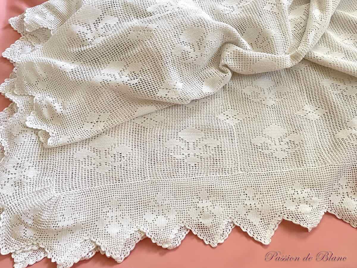 Couverture fine réalisée main au crochet,coton avec motifs fleurs de lys – Image 6