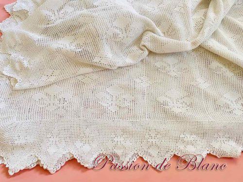 Couverture fine réalisée main au crochet,coton avec motifs fleurs de lys