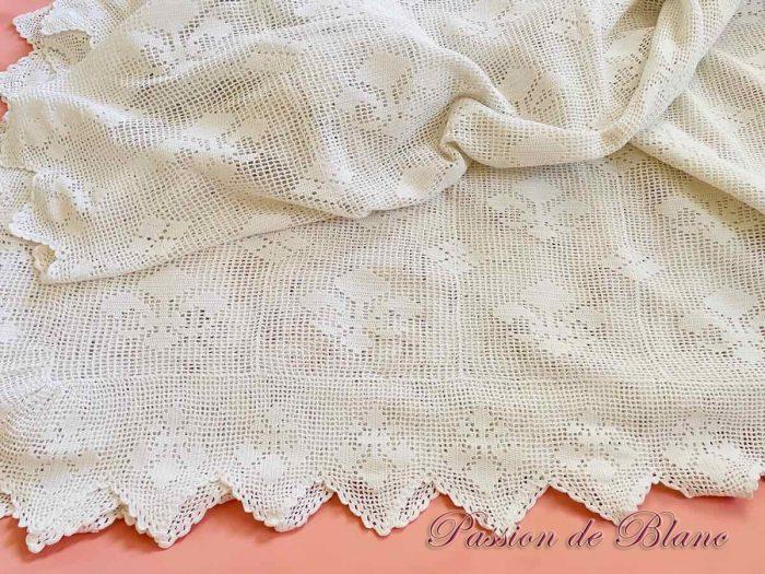 Couverture fine réalisée main au crochet,coton avec motifs fleurs de lys