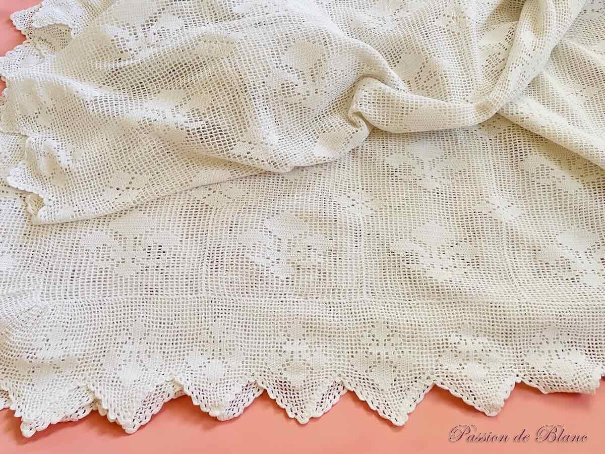 Couverture fine réalisée main au crochet,coton avec motifs fleurs de lys