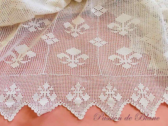 Couverture fine réalisée main au crochet,coton avec motifs fleurs de lys – Image 3