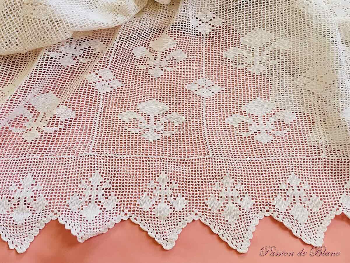 Couverture fine réalisée main au crochet,coton avec motifs fleurs de lys – Image 3