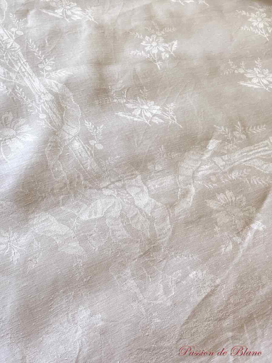Belle nappe NC en damassé de lin fin, motifs fleurs et rubans – Image 7