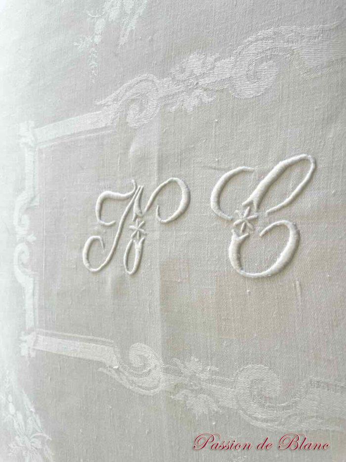Belle nappe NC en damassé de lin fin, motifs fleurs et rubans – Image 3