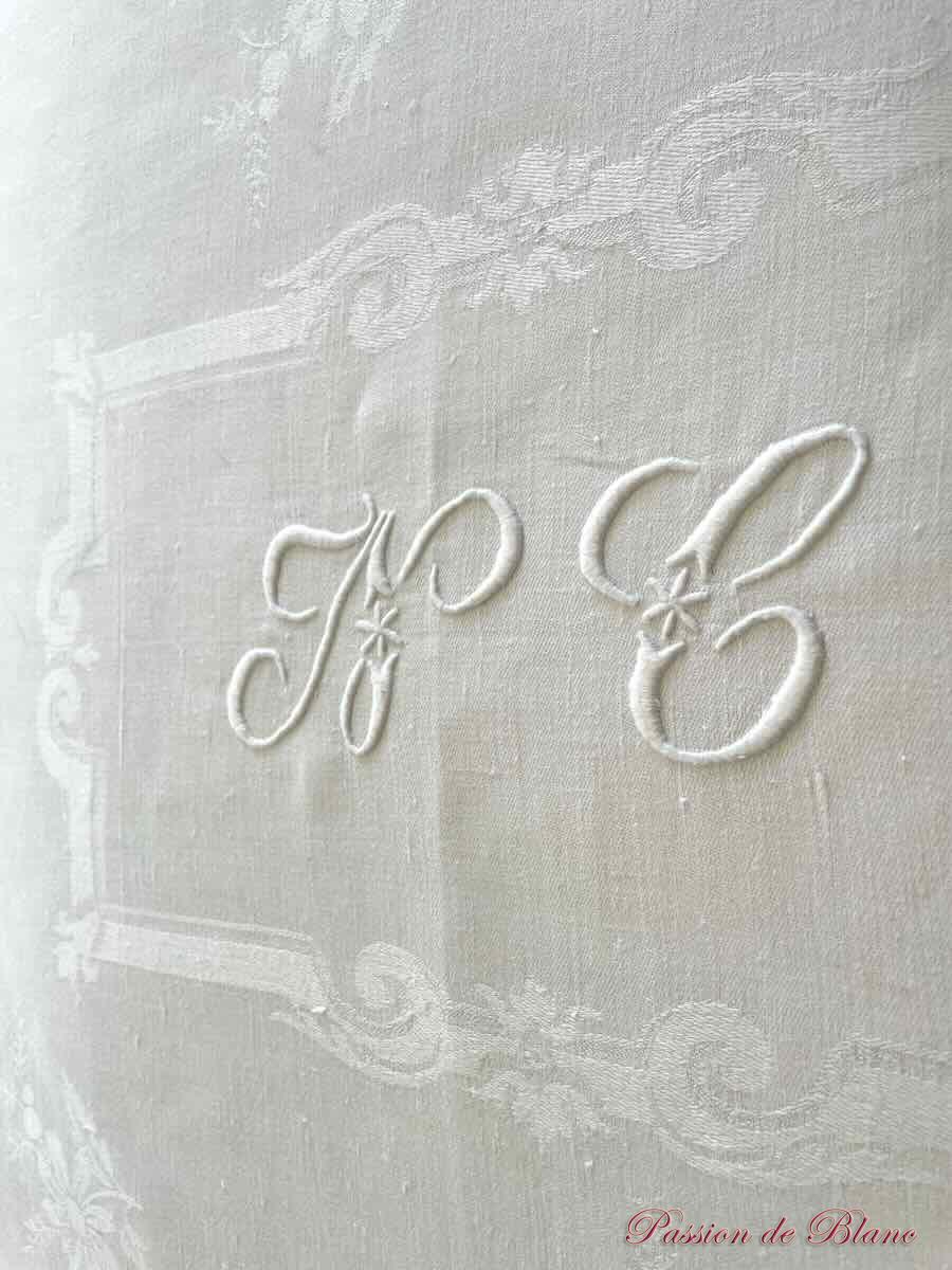 Belle nappe NC en damassé de lin fin, motifs fleurs et rubans – Image 3