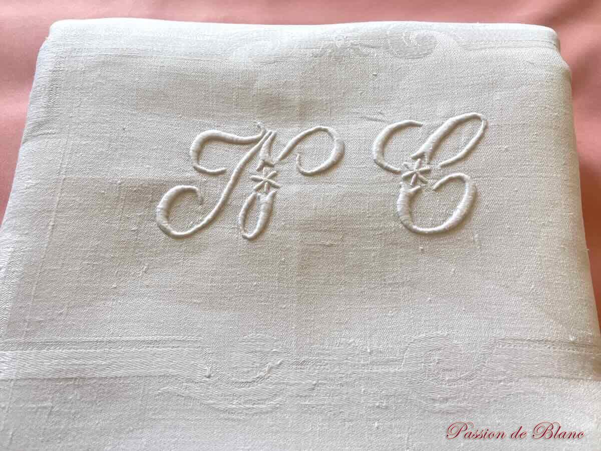 Belle nappe NC en damassé de lin fin, motifs fleurs et rubans – Image 5