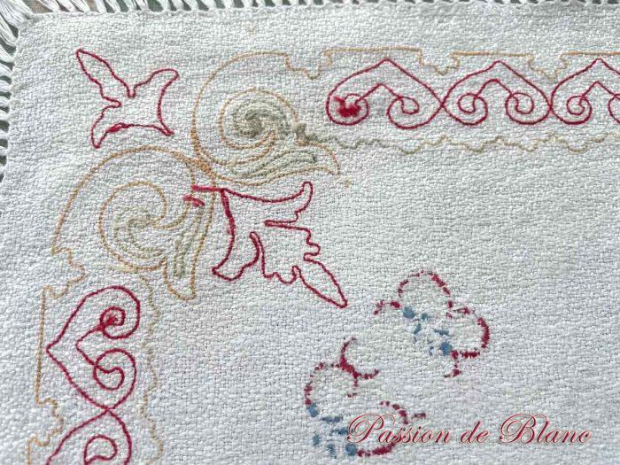 Lot 12 petites serviettes frangées, granité lin, broderie couleur Point de Beauvais, Napoléon III – Image 8