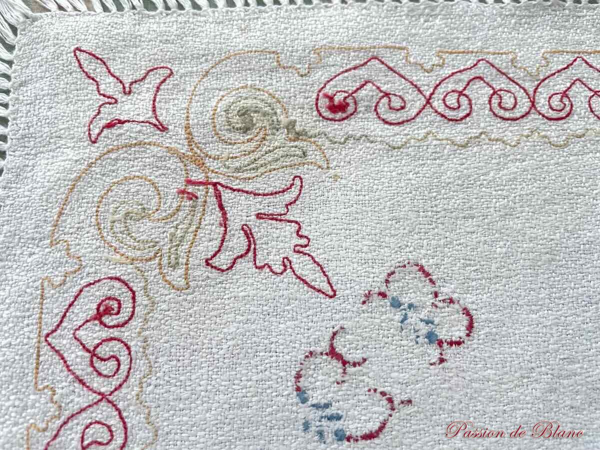 Lot 12 petites serviettes frangées, granité lin, broderie couleur Point de Beauvais, Napoléon III – Image 8