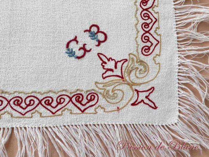 Lot 12 petites serviettes frangées, granité lin, broderie couleur Point de Beauvais, Napoléon III – Image 7