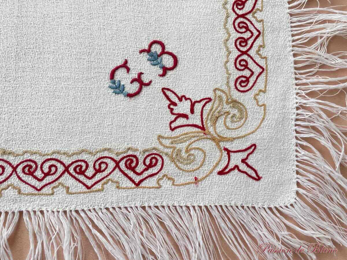 Lot 12 petites serviettes frangées, granité lin, broderie couleur Point de Beauvais, Napoléon III – Image 7