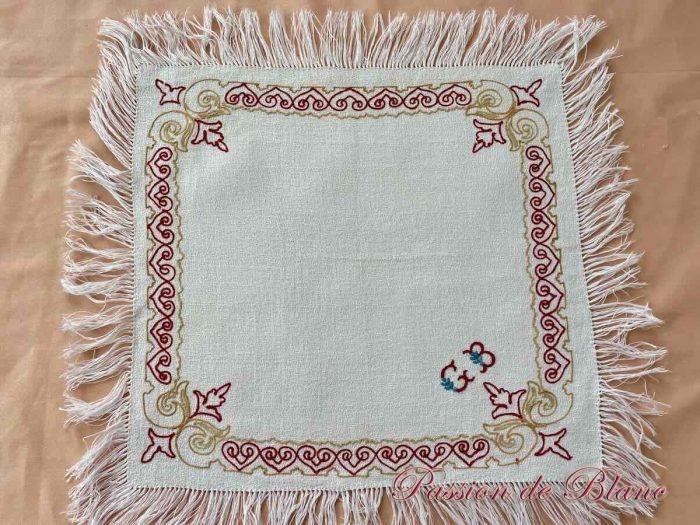 Lot 12 petites serviettes frangées, granité lin, broderie couleur Point de Beauvais, Napoléon III – Image 6