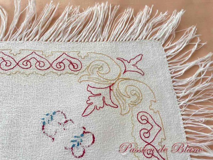 Lot 12 petites serviettes frangées, granité lin, broderie couleur Point de Beauvais, Napoléon III – Image 5