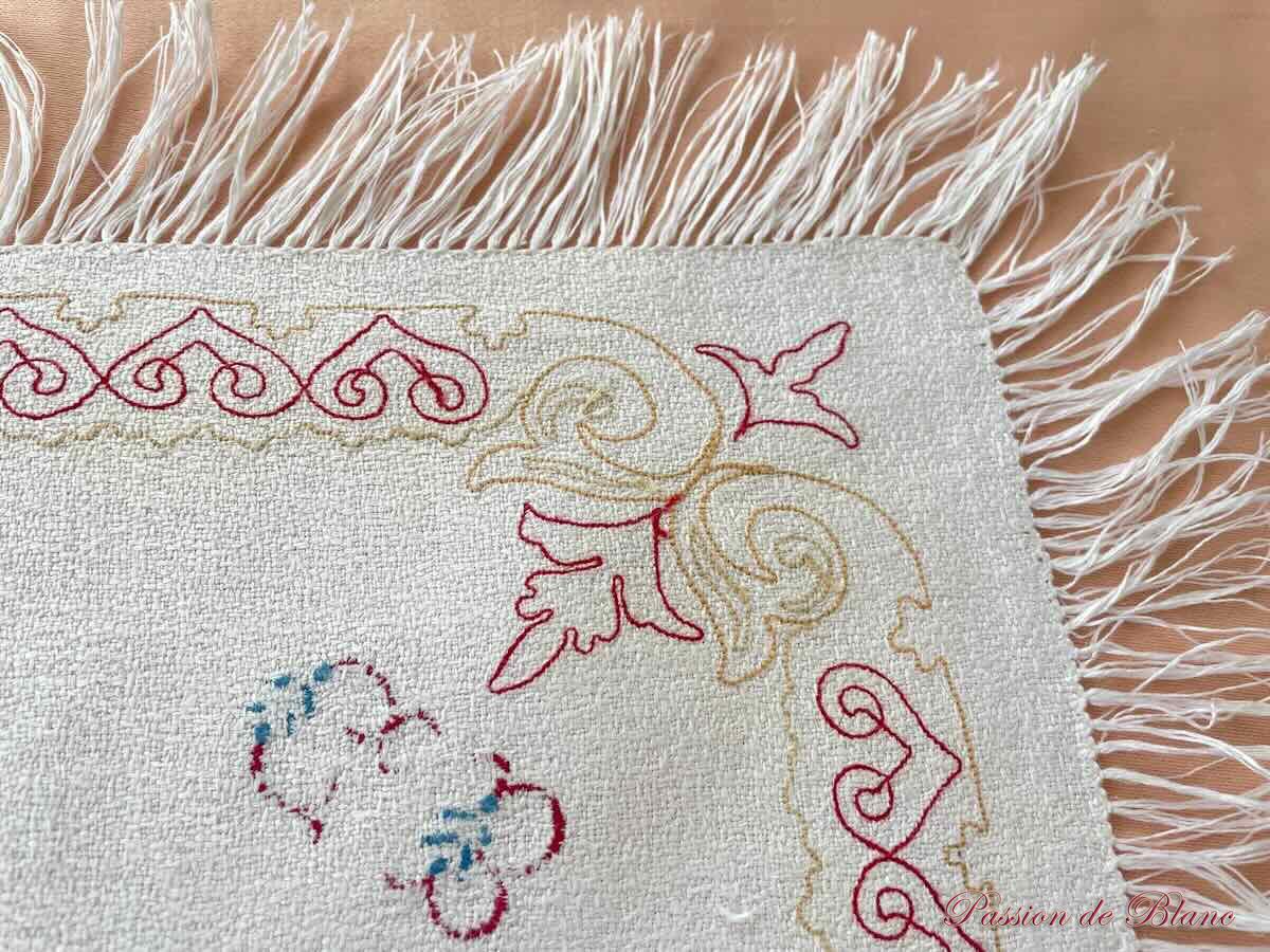 Lot 12 petites serviettes frangées, granité lin, broderie couleur Point de Beauvais, Napoléon III – Image 5