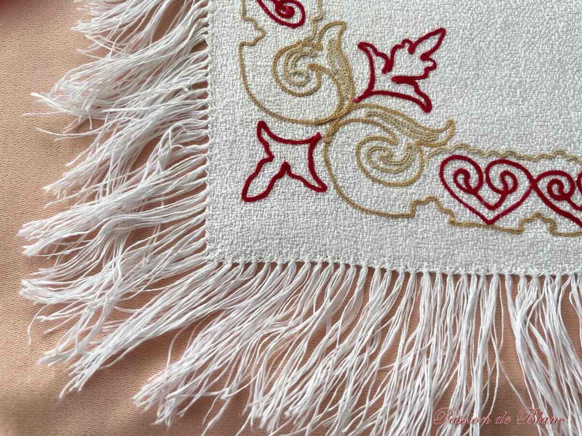 Lot 12 petites serviettes frangées, granité lin, broderie couleur Point de Beauvais, Napoléon III – Image 3