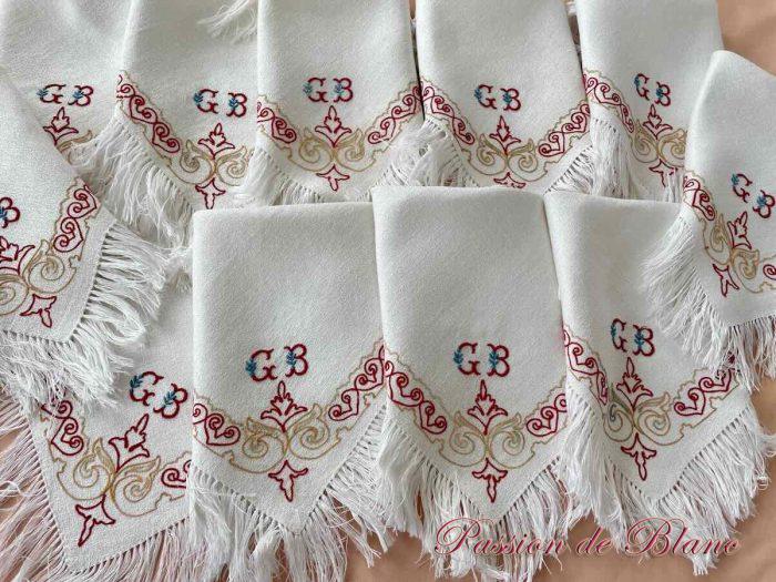 Lot 12 petites serviettes frangées, granité lin, broderie couleur Point de Beauvais, Napoléon III – Image 2
