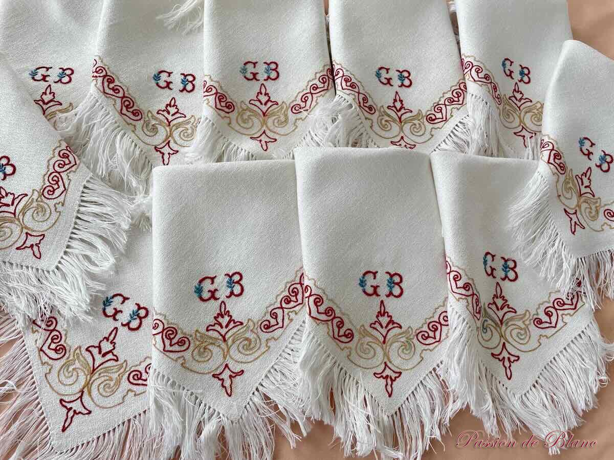 Lot 12 petites serviettes frangées, granité lin, broderie couleur Point de Beauvais, Napoléon III – Image 2
