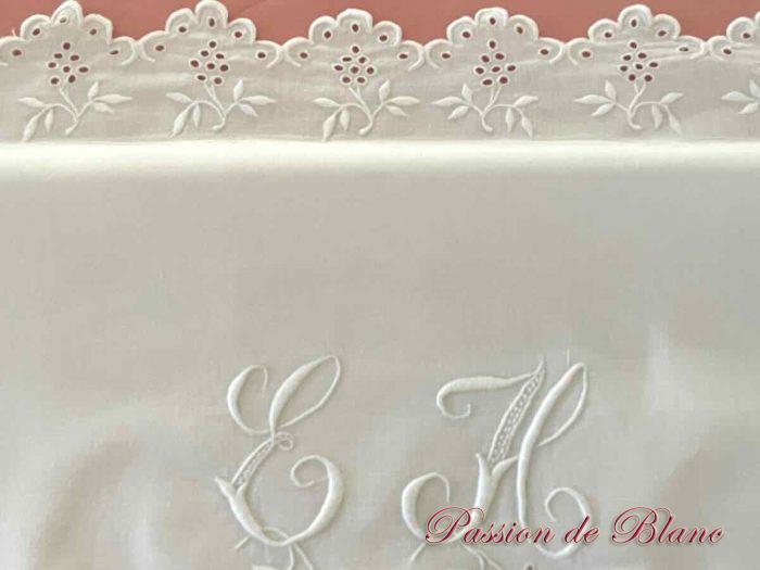 Belle taie festonnée avec broderie Anglaise et monogramme EH sur lin fin – Image 7