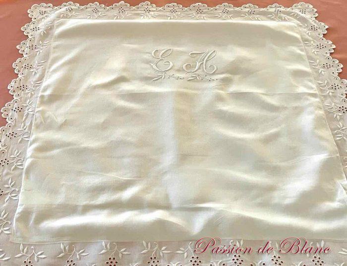 Belle taie festonnée avec broderie Anglaise et monogramme EH sur lin fin – Image 6