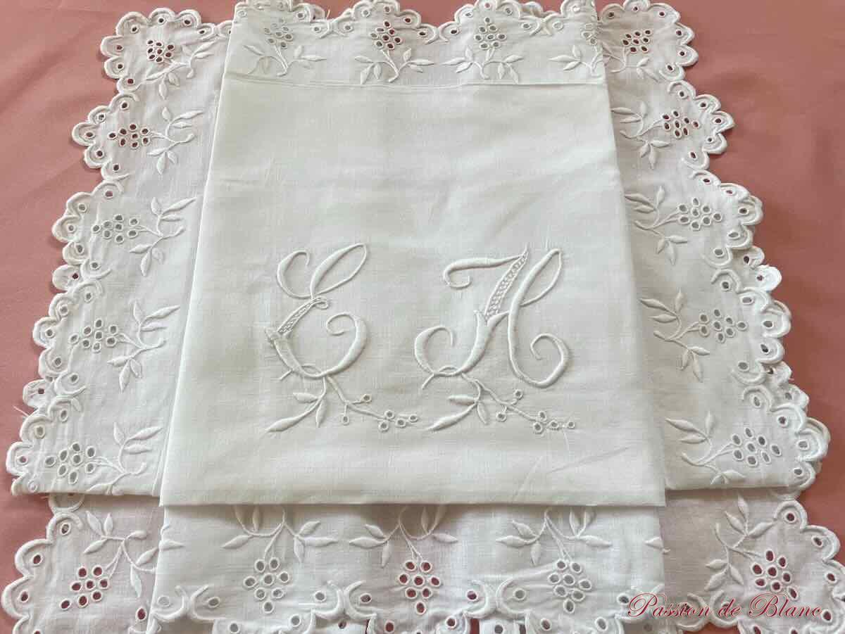 Belle taie festonnée avec broderie Anglaise et monogramme EH sur lin fin – Image 4