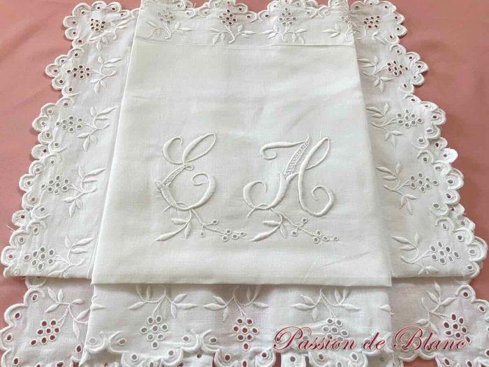Belle taie festonnée avec broderie Anglaise et monogramme EH sur lin fin – Image 3