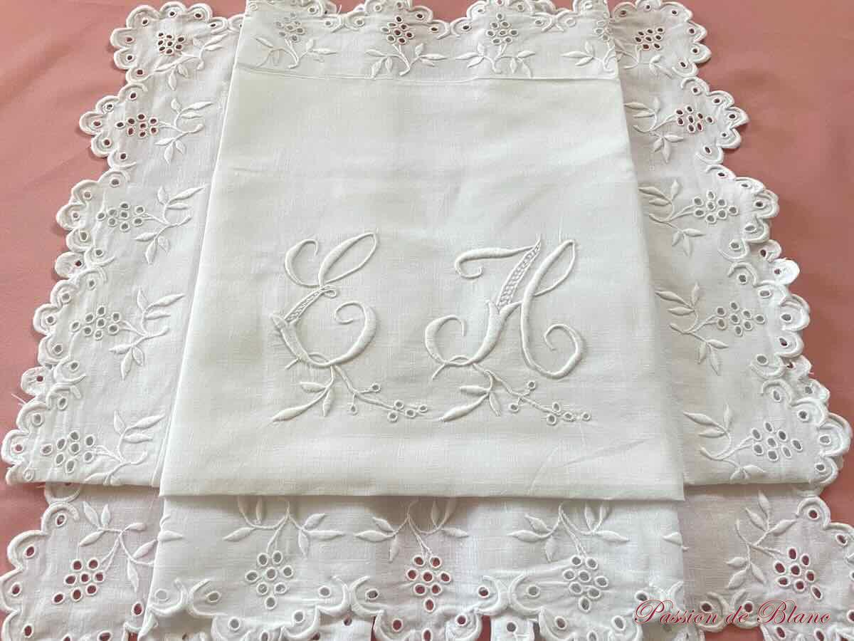 Belle taie festonnée avec broderie Anglaise et monogramme EH sur lin fin – Image 3