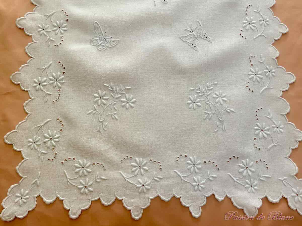 Dessus de meuble, centre de table brodé main avec panier, papillons, libellules – Image 9