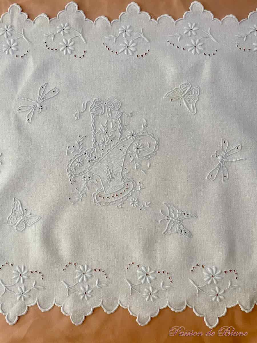 Dessus de meuble, centre de table brodé main avec panier, papillons, libellules – Image 8