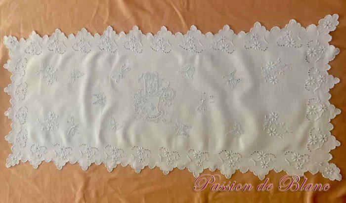 Dessus de meuble, centre de table brodé main avec panier, papillons, libellules – Image 7