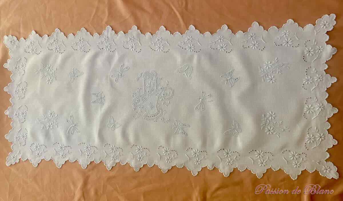 Dessus de meuble, centre de table brodé main avec panier, papillons, libellules – Image 7