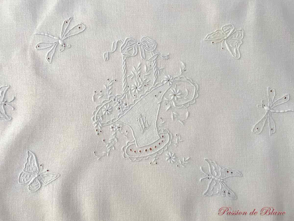 Dessus de meuble, centre de table brodé main avec panier, papillons, libellules – Image 6