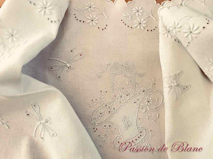 Dessus de meuble, centre de table brodé main avec panier, papillons, libellules – Image 5