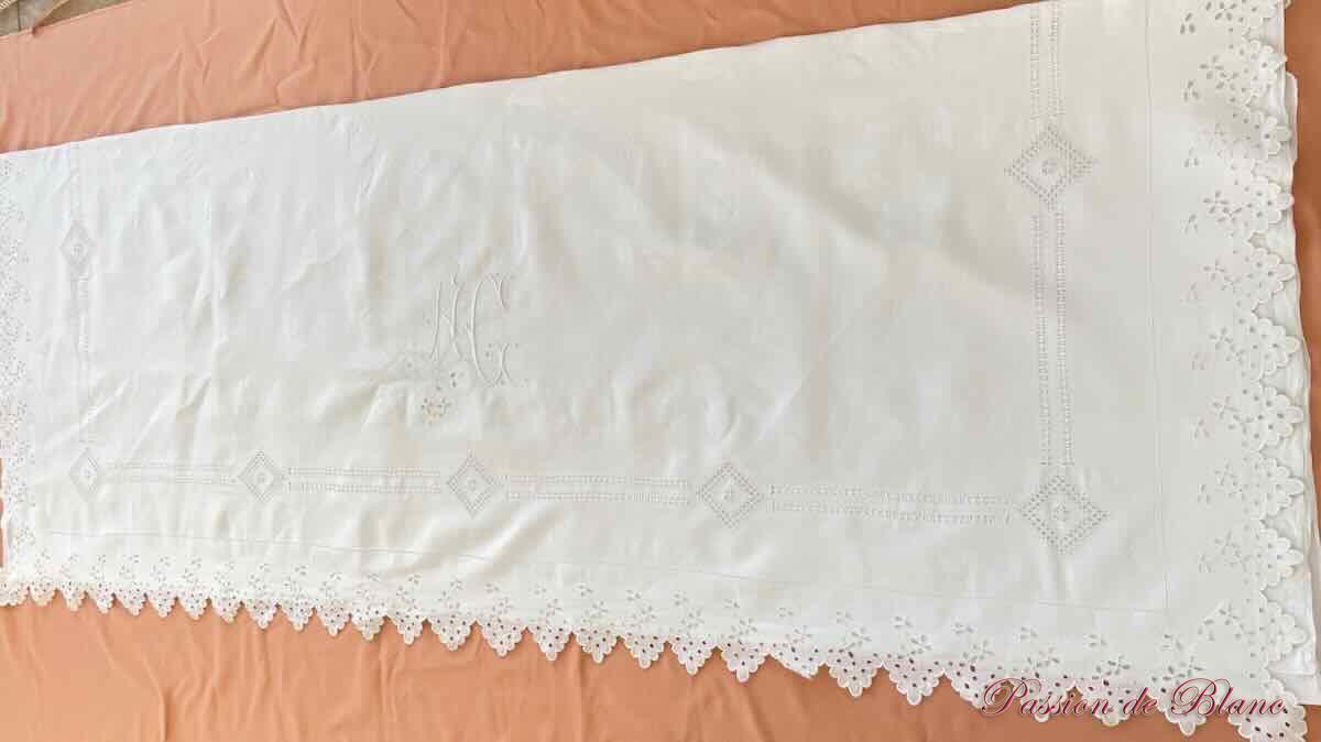 drap avec taies avec travail de broderie main