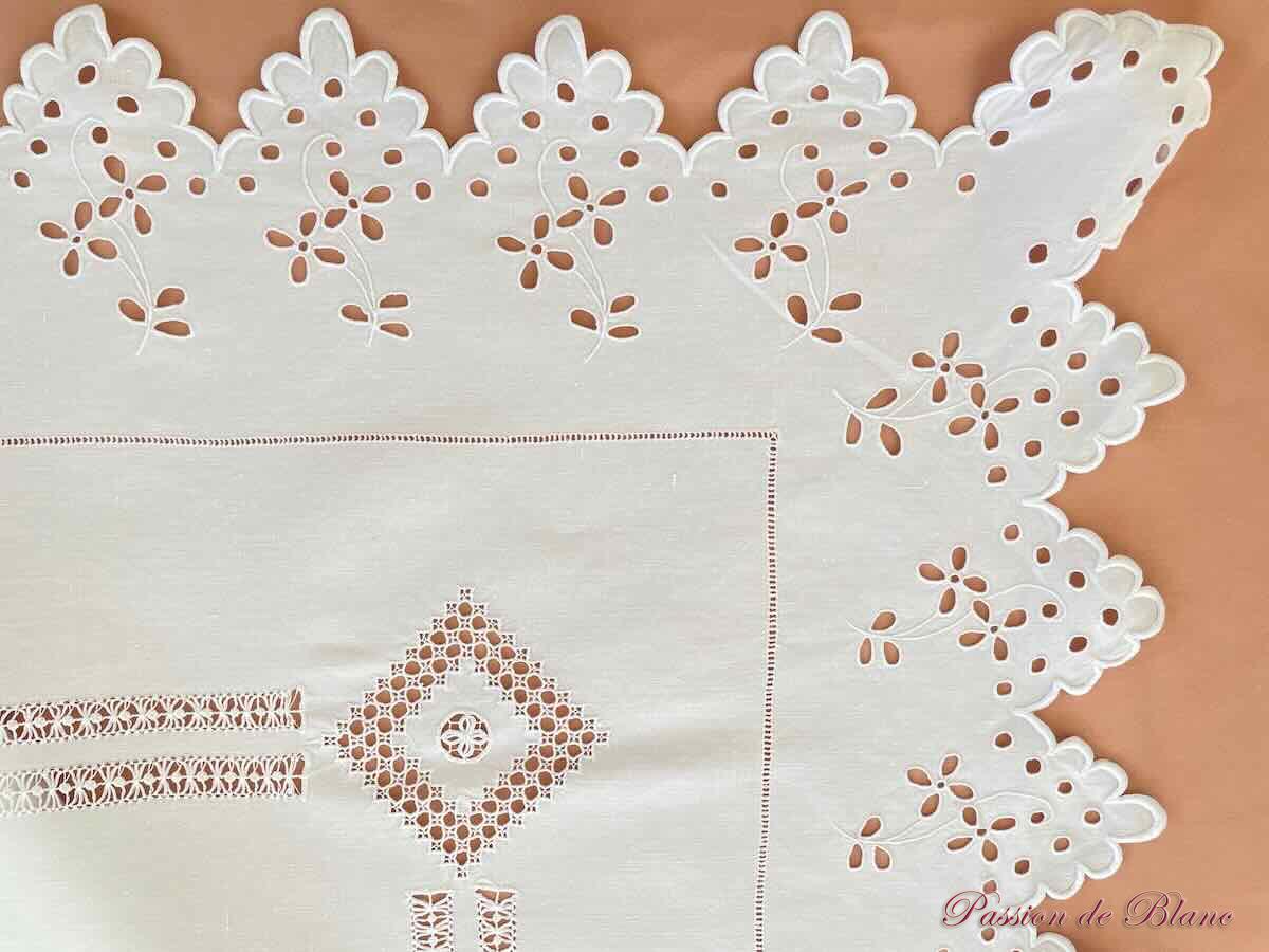 Grand drap AC festonné avec retours en broderie Anglaise, sur lin fin – Image 6